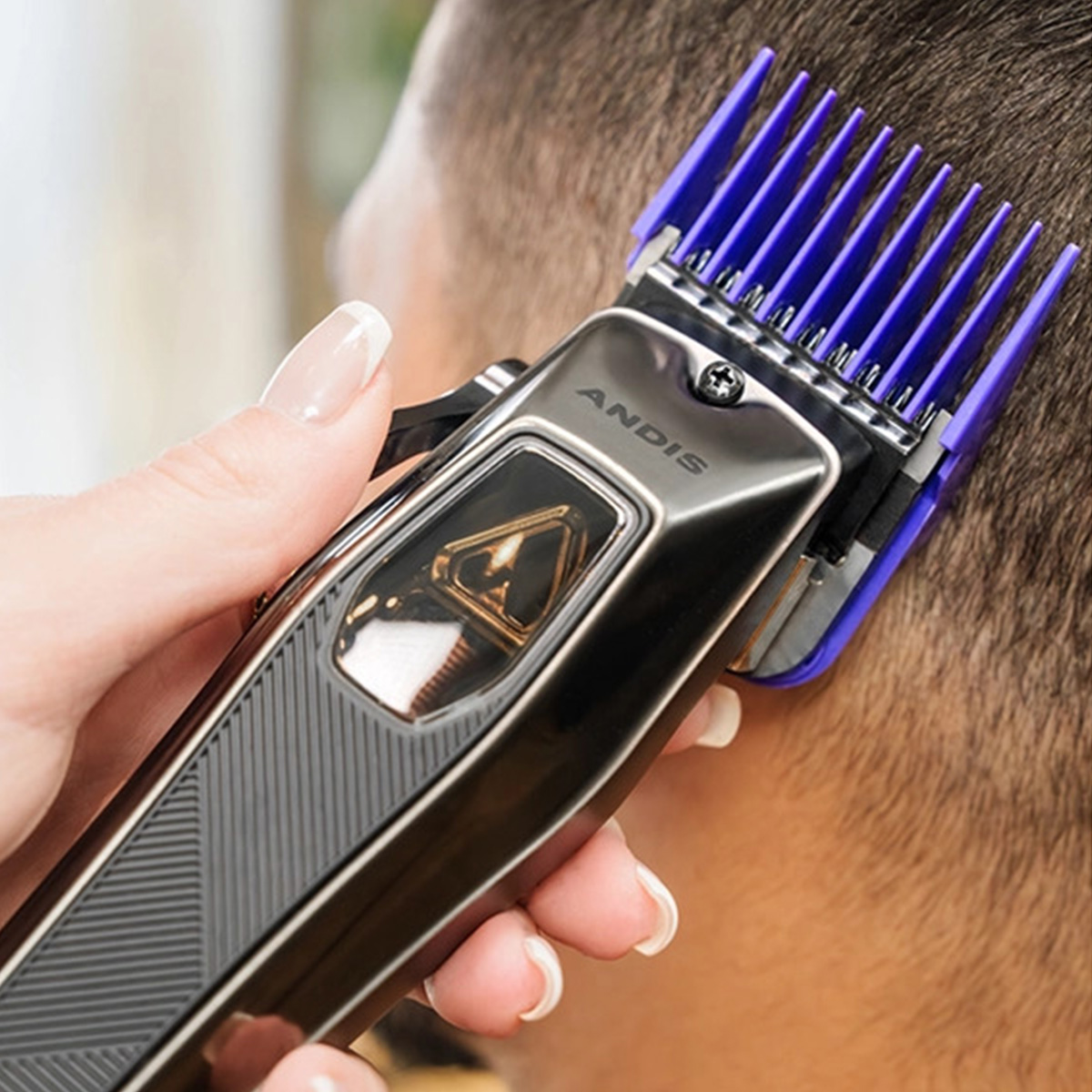 Person using Andis Recon Clipper